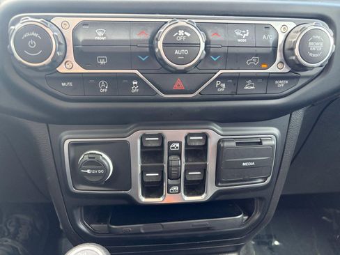 Used 2023 Jeep Gladiator Mojave AWD/4WD image 25