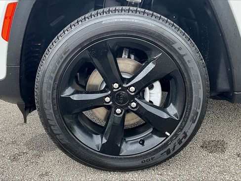 New 2025 Jeep Grand Cherokee Altitude image 12