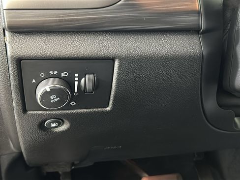 Used 2019 Jeep Grand Cherokee Laredo w/ 18" Wheel & 8.4" Radio Group AWD/4WD image 23