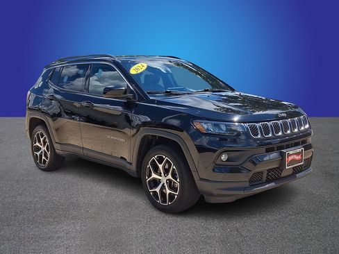 Used 2024 Jeep Compass Latitude AWD/4WD image 3