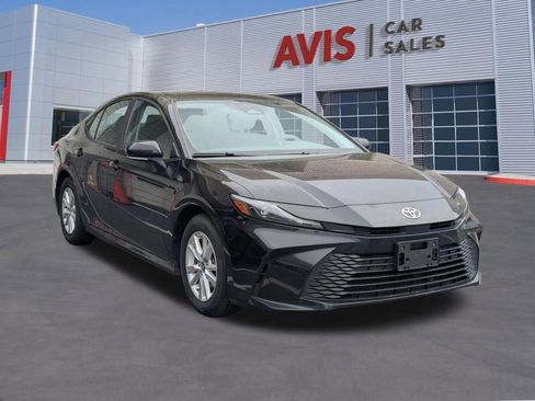 Used 2025 Toyota Camry LE image 3