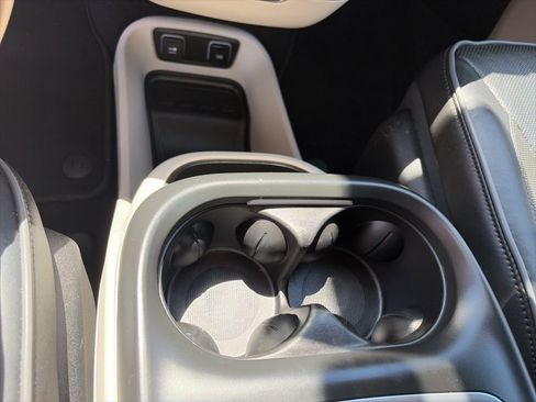 Used 2019 Chrysler Pacifica Limited w/ Tire & Wheel Group FWD image 29