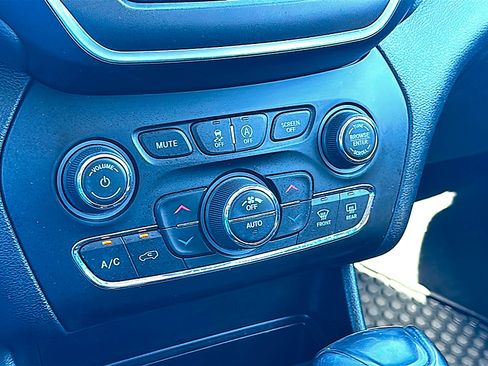 Used 2022 Jeep Cherokee Trailhawk w/ Trailer Tow Group image 33