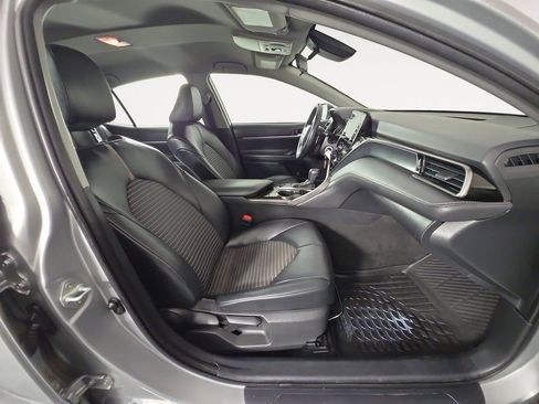 Used 2021 Toyota Camry SE w/ Cold Weather Package image 15