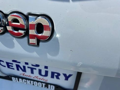 Used 2019 Jeep Cherokee Latitude Plus AWD/4WD image 10