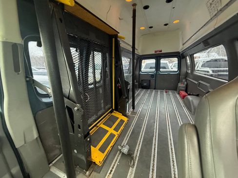 Used 2014 Ford E-350 and Econoline 350 Extended Super Duty w/ Power Group RWD image 18
