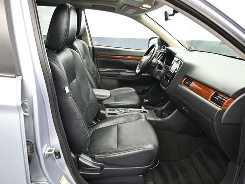 Used 2015 Mitsubishi Outlander SE image 50