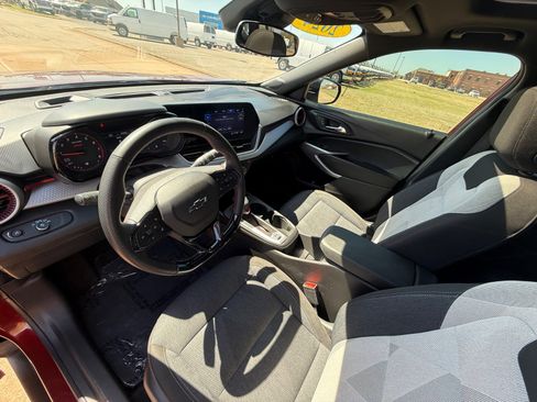 Used 2024 Chevrolet Trax RS w/ Sunroof Package image 11