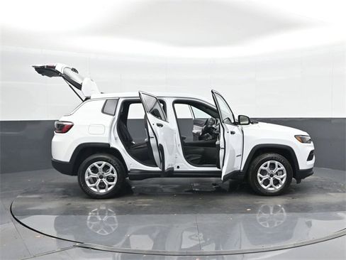 Used 2025 Jeep Compass Sport image 46