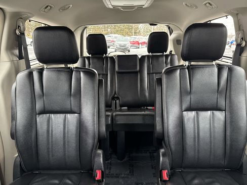 Used 2015 Chrysler Town & Country Touring image 15