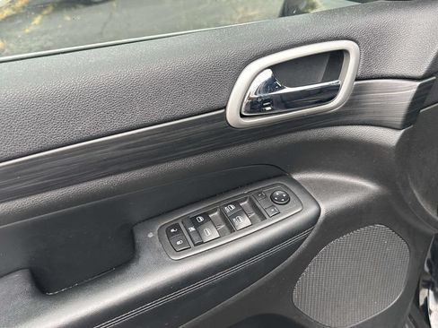 Used 2020 Jeep Grand Cherokee Laredo AWD/4WD image 17