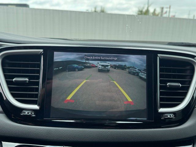 Used 2025 Chrysler Pacifica Select FWD image 17