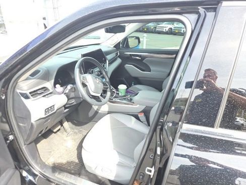 Used 2023 Toyota Highlander Platinum image 10