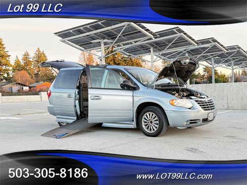 Used 2005 Chrysler Town & Country Touring w/ Luxury Group image 28