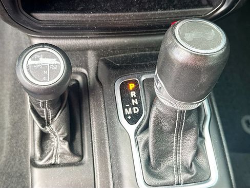 Used 2022 Jeep Wrangler Unlimited Sahara w/ Safety Group AWD/4WD image 18