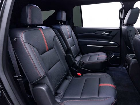 Used 2024 Chevrolet Traverse RS image 39