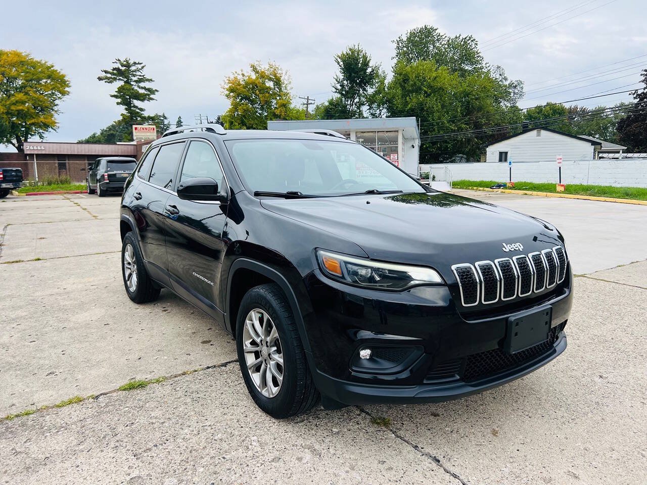 Used 2019 Jeep Cherokee Latitude Plus w/ Cold Weather Group AWD/4WD image 3