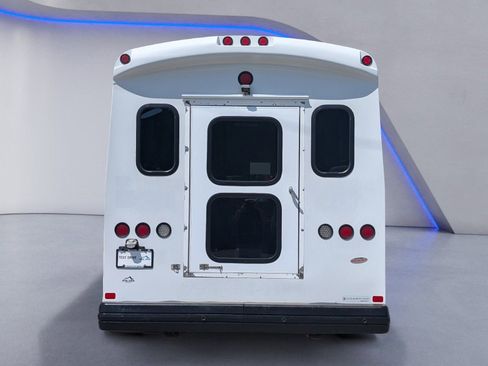 Used 2016 Ford E-450 and Econoline 450 Super Duty RWD image 4