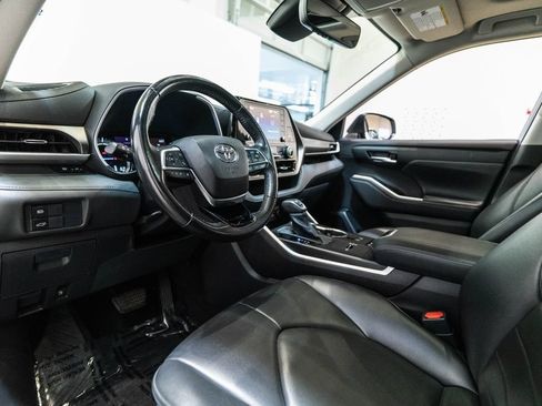 Used 2021 Toyota Highlander XLE AWD/4WD image 4