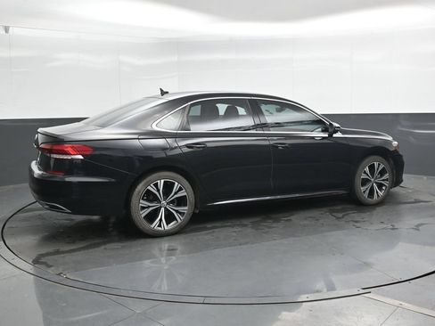 Used 2022 Volkswagen Passat 2.0T SE FWD image 2
