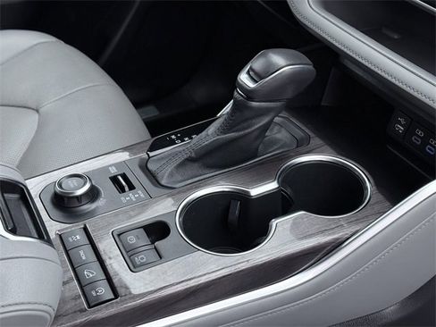 Certified 2022 Toyota Highlander Limited image 10