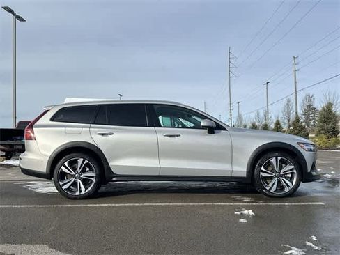 Used 2025 Volvo V60 B5 Cross Country Plus image 3