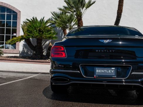 Used 2025 Bentley Flying Spur Plug-In Hybrid image 16