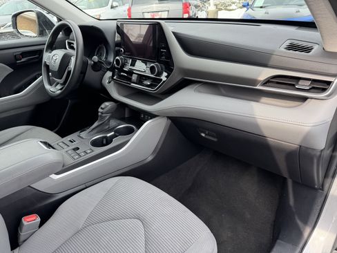 Used 2023 Toyota Highlander L image 37
