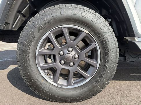 Used 2020 Jeep Gladiator Overland AWD/4WD image 13