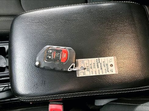 Used 2019 Jeep Wrangler Unlimited Sahara w/ Uconnect 4C Nav & Sound Group AWD/4WD image 33