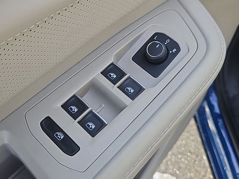 Used 2025 Volkswagen Atlas SE image 19