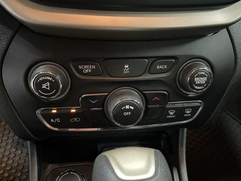 Used 2014 Jeep Cherokee Latitude w/ Cold Weather Group AWD/4WD image 16