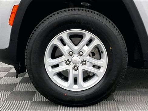 Used 2023 Jeep Grand Cherokee Laredo image 8