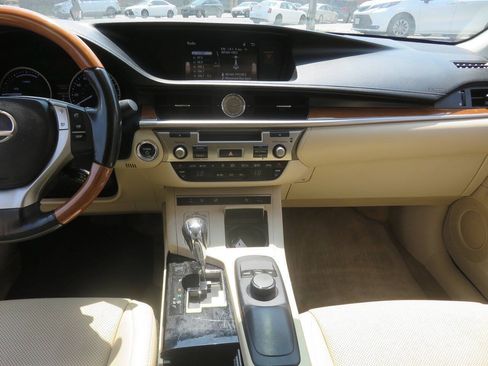 Used 2015 Lexus ES 300h w/ Premium Package w/Bamboo Trim FWD image 16