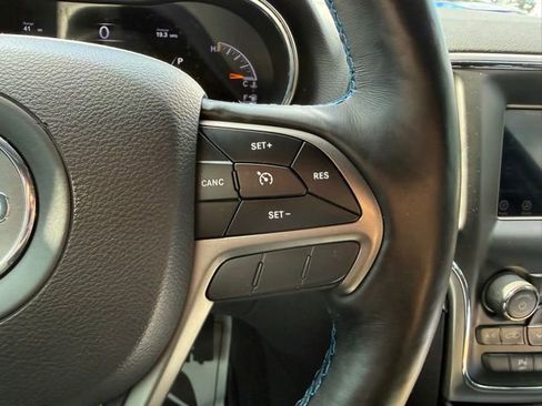 Used 2019 Jeep Grand Cherokee Laredo AWD/4WD image 23