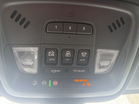 Used 2023 Chevrolet Traverse LT w/ LT Premium Package AWD/4WD image 16