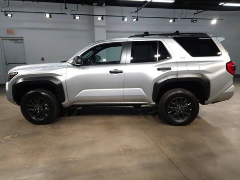 Used 2025 Toyota 4Runner SR5 AWD/4WD image 4