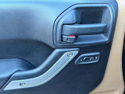 Used 2012 Jeep Wrangler Unlimited Sahara w/ Connectivity Group image 15