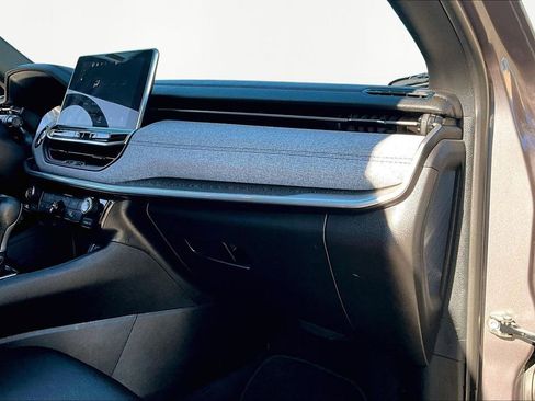 Used 2024 Jeep Compass Latitude image 17