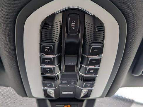 Certified 2025 Porsche Macan AWD/4WD image 30