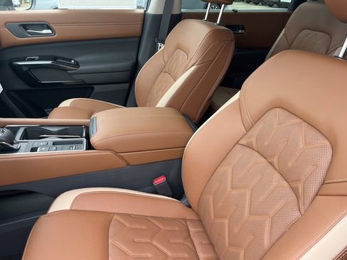 New 2026 Nissan Pathfinder Platinum image 8