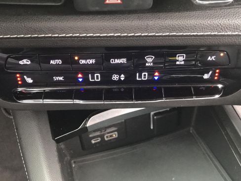 Used 2021 Buick Envision Essence w/ Technology Package I AWD/4WD image 40