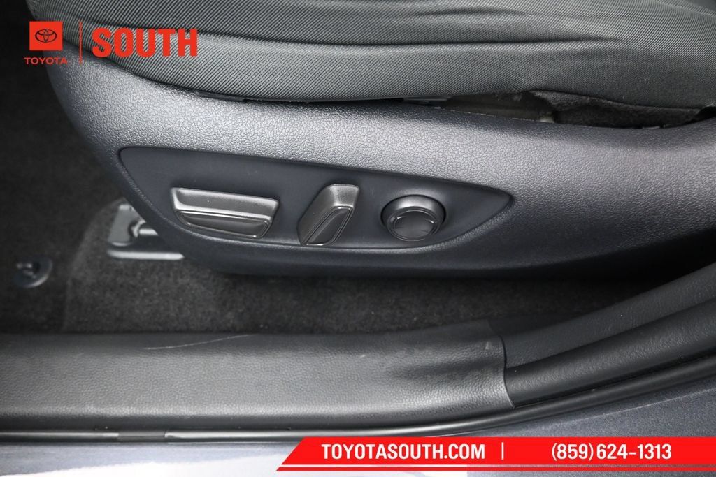 Used 2025 Toyota RAV4 XLE AWD/4WD image 21