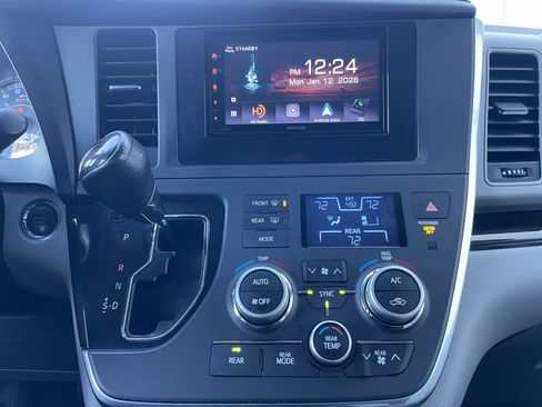 Used 2016 Toyota Sienna XLE image 19