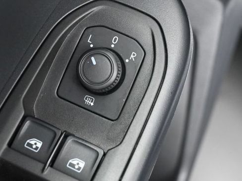 Used 2023 Volkswagen Taos SE w/ Panoramic Sunroof Package FWD image 12
