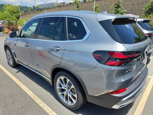 New 2026 BMW X5 xDrive50e w/ Premium Package AWD/4WD image 3