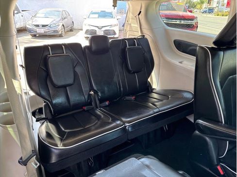 Used 2023 Chrysler Pacifica Limited FWD image 31