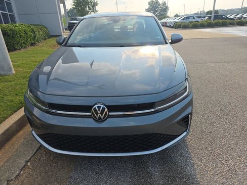 Used 2025 Volkswagen Jetta SE FWD image 2