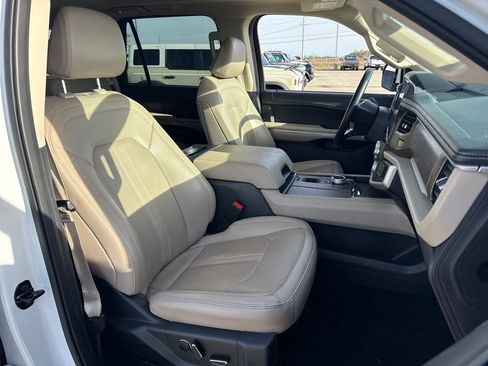 Used 2024 Ford Expedition Limited image 12