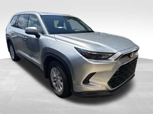 Used 2025 Toyota Grand Highlander XLE FWD image 2